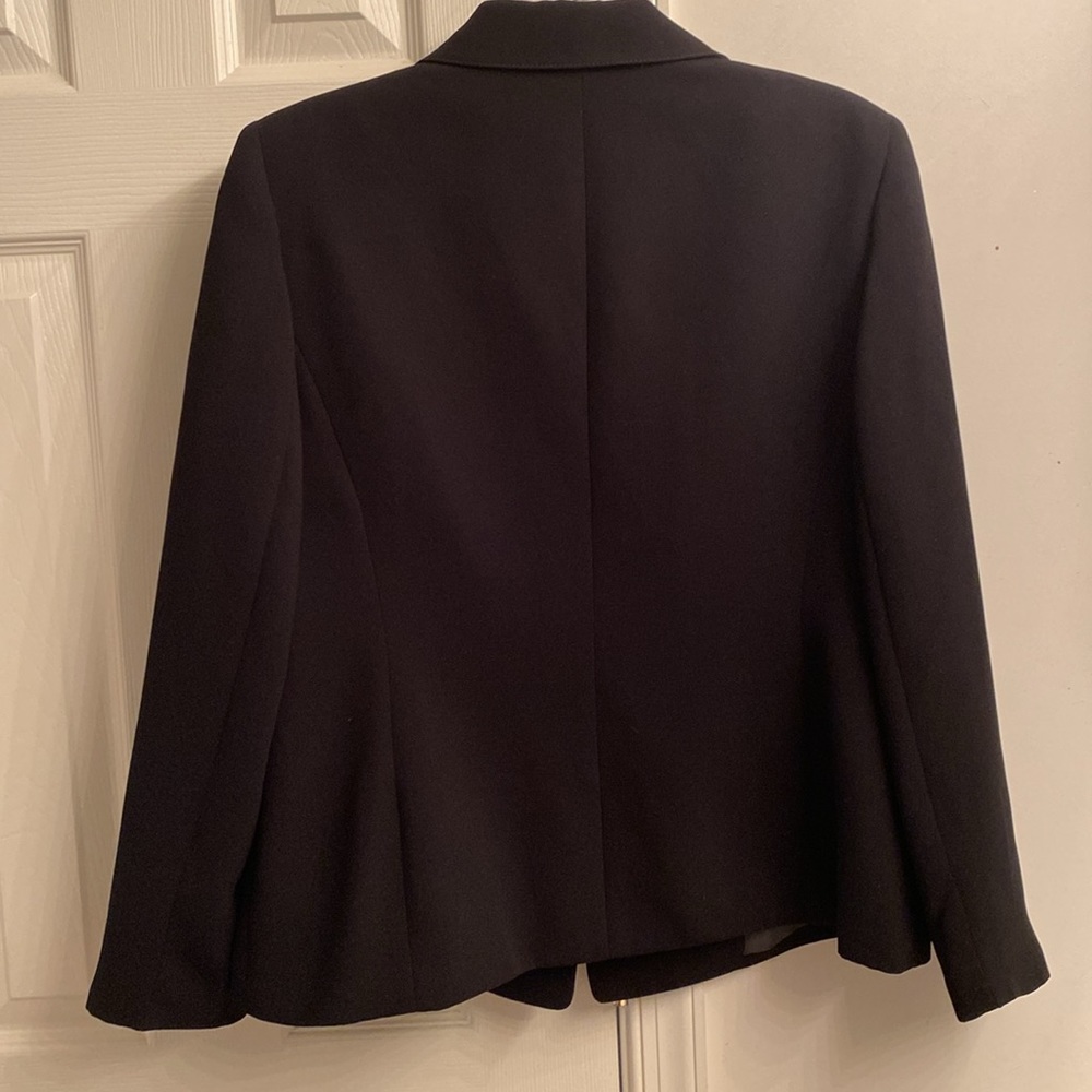 Lovely Kasper petite blazer with gold trim buttons and gold zippers on pockets. - Picture 4 of 6
